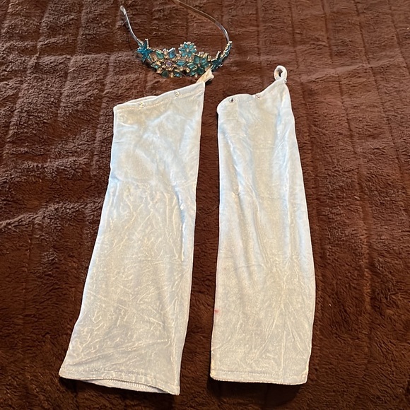 Cinderella princess dress with arm sleeves and a beautiful tiara. - Picture 2 of 5
